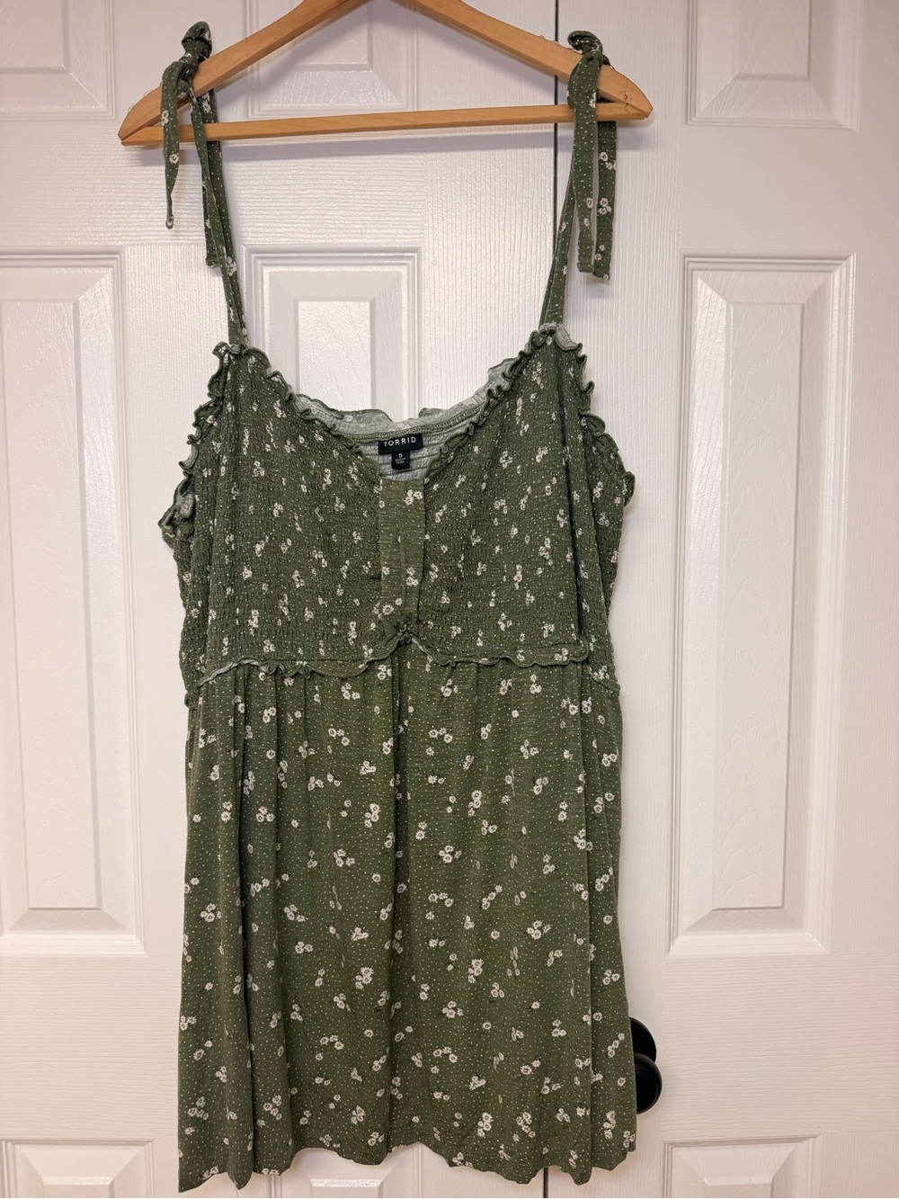 Torrid Size 5 Olive Floral Smocked Babydoll Tank Tie Strap Plus 5X Feminine